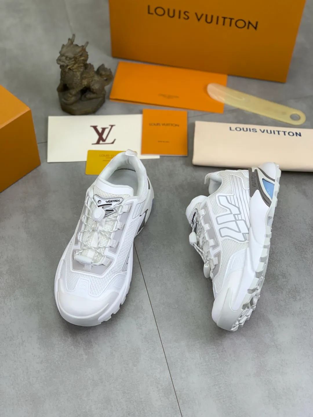 Men's Men's Shoes💰P740 New High Version LV Louis Vuitton L Jialu Brand Runner Tatic Series Thick Sole Casual Sports Shoes Running Shoes Original Purchase Development Production This LV Runner Tatic sports shoe combines technical materials such as mesh fabric and ribbons to interpret the inspiration of traditional mountaineering shoes. LV letters are written on one side, the lariat buckle of the quick lacing system is embellished with Monogram flowers and Louis Vuitton logos, and the light and wear-resistant rubber outsole completes the whole package. The delivery counter is beautifully packaged🛍📦 ▪️Fabrics: Original imported custom technical fabric + mesh ▪️Inner lining: Original customized breathable mesh ▪️Sole: Original open-molded anti-slip rubber combination material ▪️Sole thickness: 4CM ▪️Size: Men's 39-44 (38 45 (customized)